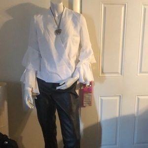 Top/ Necklace/ Oants